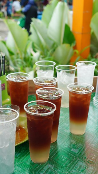 桌上有新鲜的冰茶图片下载