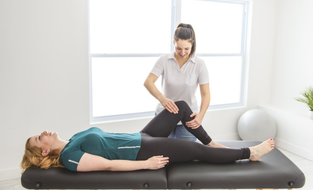 现代康复理疗在工作与客户图片下载