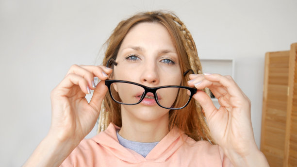 一个戴着黑框眼镜的漂亮女孩的画像图片下载