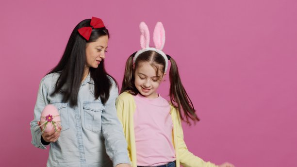 可爱的母女在演播室里跳舞图片下载