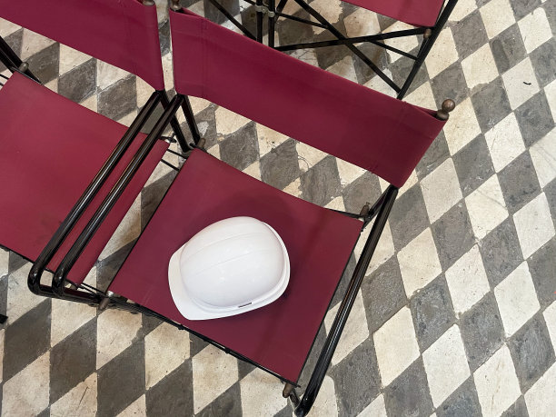 导演型折叠椅，白色工作头盔休息图片下载