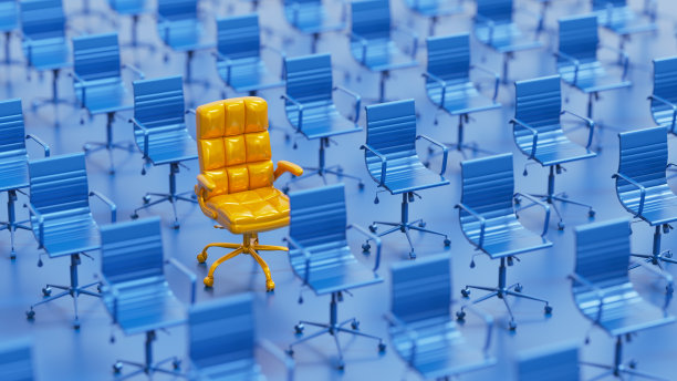 选择，领导和个性的概念。独特的金色行政椅在蓝色办公椅中间图片下载