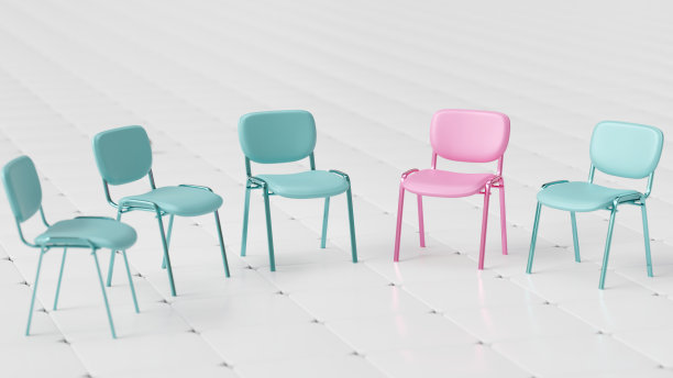 选择和个性的概念。白色瓷砖地板上的绿色办公椅中间有一把独特的粉红色办公椅图片下载