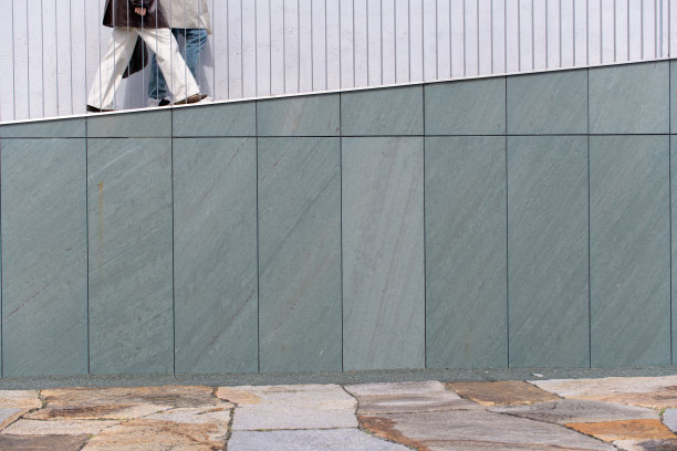 一对年轻夫妇在斜坡上散步图片下载