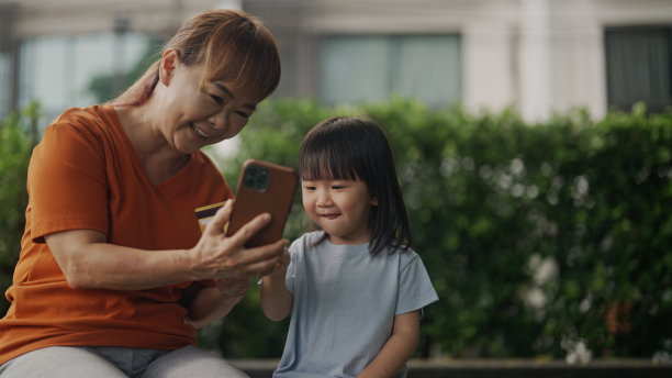 亚洲的老奶奶正在用手机网购。图片下载