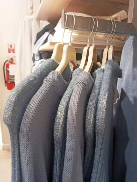 超市里灰色的毛衣挂在衣架上图片下载