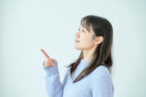 一个年轻女子做了一个指指点点的姿势图片下载