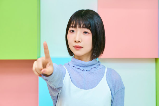 一个年轻女子摆出指指点点的姿势图片下载