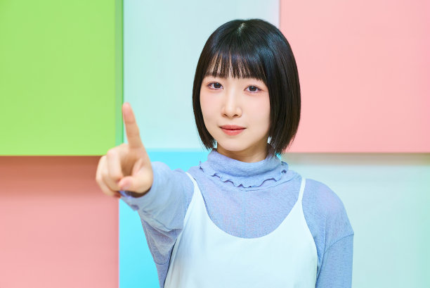 一个年轻女子摆出指指点点的姿势图片下载