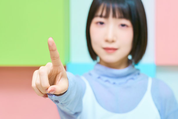 一个年轻女子摆出指指点点的姿势图片下载