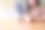一名年轻女子手持并使用智能手机的特写图片图片下载
