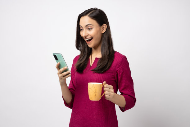 年轻快乐开朗积极的女孩喝咖啡的照片孤立的白色背景股票照片图片下载