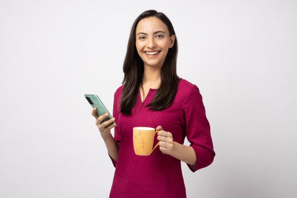 年轻快乐开朗积极的女孩喝咖啡的照片孤立的白色背景股票照片图片下载