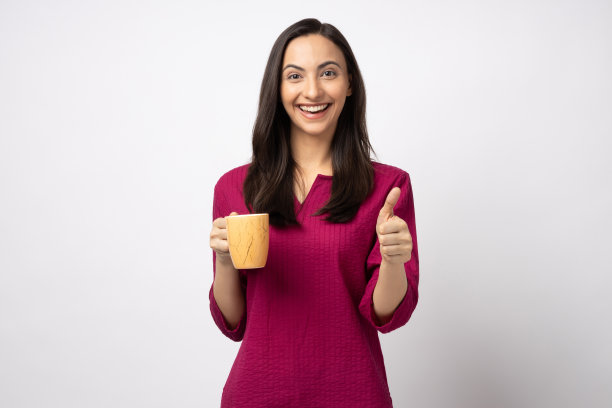 年轻快乐开朗积极的女孩喝咖啡的照片孤立的白色背景股票照片图片下载