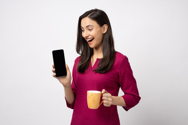 年轻快乐开朗积极的女孩喝咖啡的照片孤立的白色背景股票照片图片下载