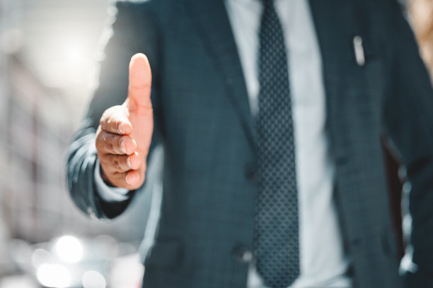 在城市中进行介绍、欢迎或合作或在街上提供服务时，企业、个人和握手。公司员工或雇主与客户的出差、入职和协议的POV握手图片下载