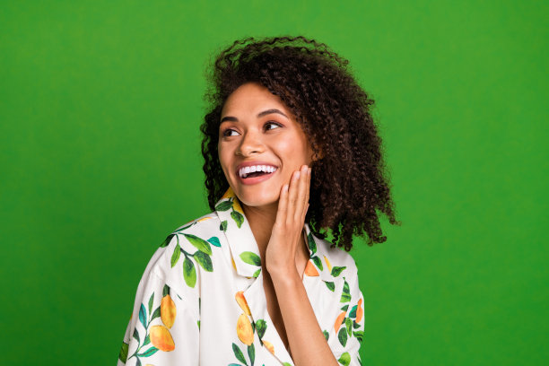 照片积极的女士看空空间触摸脸享受水疗沙龙牙科诊所提供隔离在明亮的颜色背景图片下载