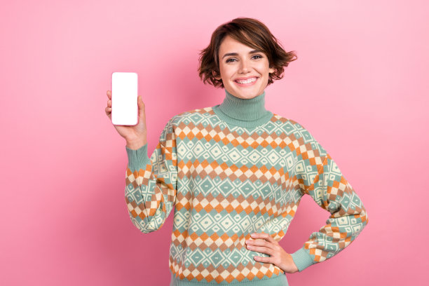 照片演示智能手机现代触摸屏年轻女士空空间冬季销售设备孤立的粉红色背景图片下载