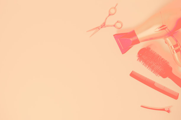 美发师工具与复制空间在桃色绒毛颜色。图片下载