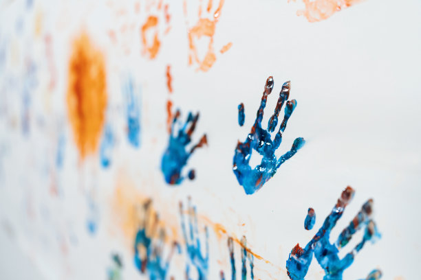 孩子们的手绘和绘画通过艺术展示了创意。博学。图片下载