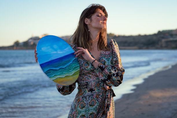 穿着礼服的女人拿着画图片下载