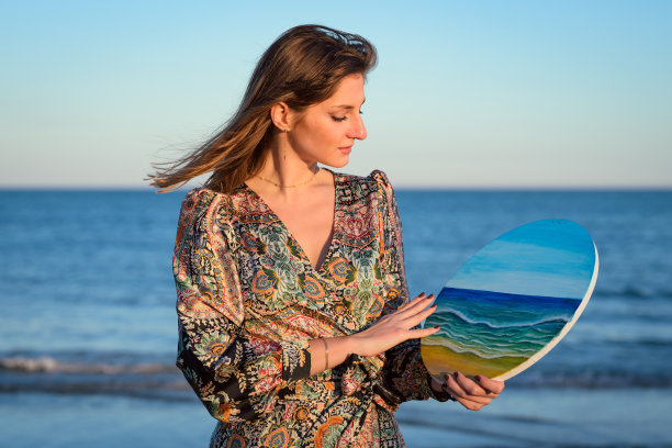 穿着礼服的女人拿着画图片下载