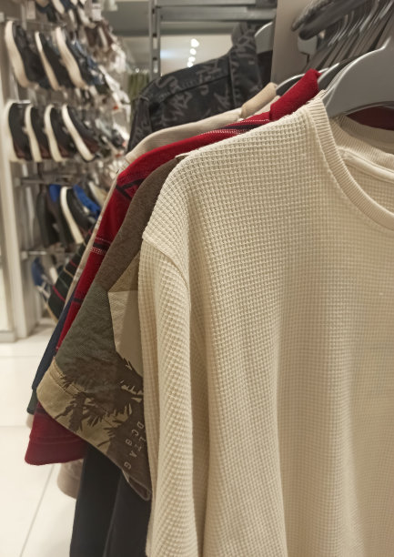 商店里展示的成衣的特写照片图片下载