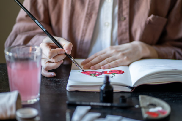 手插画家，艺术家，视觉设计师绘制丰富多彩的图片在工作室，在大师班图片下载