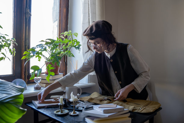 艺术家，女画家，插画家，自由职业者，在艺术工作室做艺术品，在包上作画。图片下载