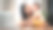 一位快乐的亚洲妈妈在她的家庭办公室工作时，正在玩耍和亲吻她可爱的小儿子。图片下载