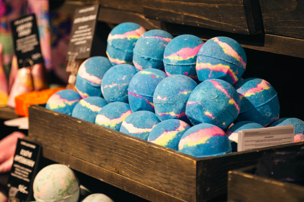 手工化妆品，盐亮香味浴弹，身体护理概念。图片下载