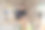 一位年轻的亚洲商人骑着自行车去上班。站在办公室外面打电话，谈生意。减少能源和减少空气污染的理念。图片下载