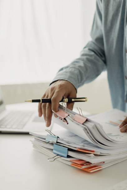 商人分析计划会计计算财务报告电脑用图表，经营概念，财务会计，预算和贷款文件在办公室拍摄特写，垂直照片。图片下载