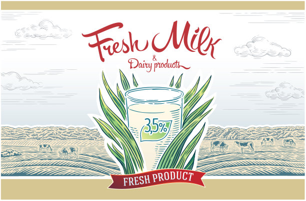 一个装满牛奶的玻璃杯矗立在农田的草地上，背景是乡村风景。图片下载