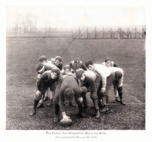 1895年耶鲁大学美式足球队传球照片图片下载