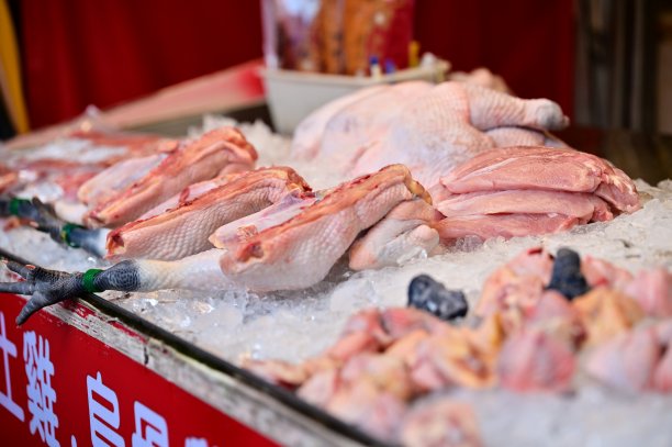 在一个传统的鸡肉摊位上图片下载