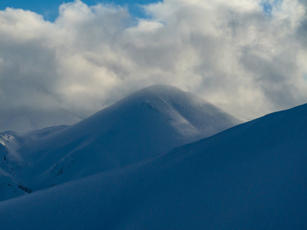 帕兰多肯滑雪中心的日落之光无人机照片，冬季帕兰多肯国家公园埃尔祖鲁姆土耳其(土耳其)图片下载