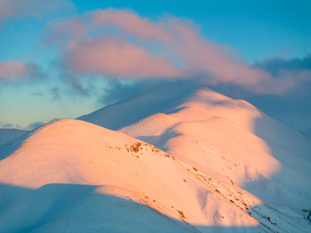 帕兰多肯滑雪中心的日落之光无人机照片，冬季帕兰多肯国家公园埃尔祖鲁姆土耳其(土耳其)图片下载