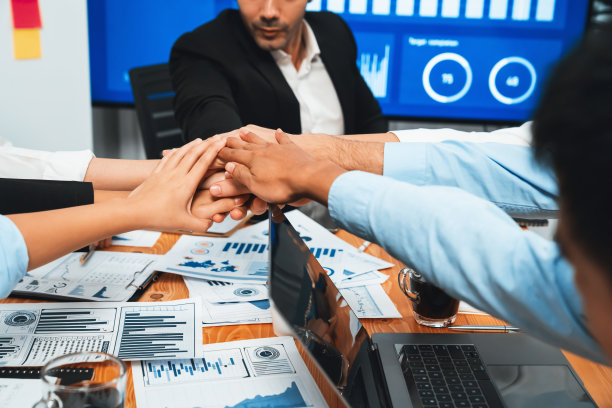 多种族商业人士使协同效应手堆叠在一起。服装图片下载