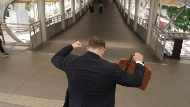 聪明的商人走下楼梯，赶紧走回家。彬彬有礼的。图片下载