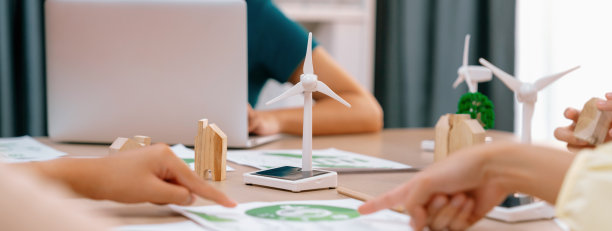 展示绿色商业时放置风车模型。特写镜头。描述。图片下载
