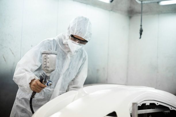 汽车服务人员全身防护装备涂装车身。Oxus图片下载