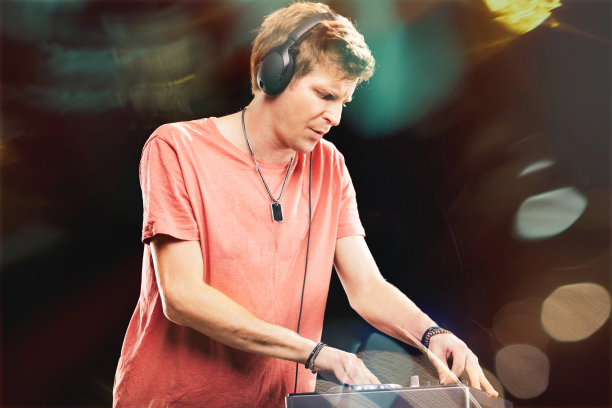 声音大师在霓虹灯的氛围中强化曲调图片下载