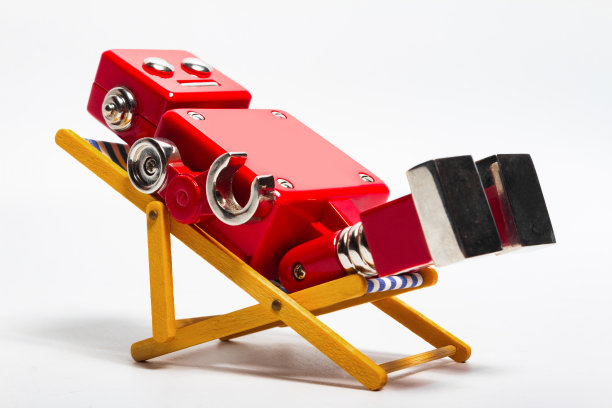 红色玩具机器人躺在躺椅上的孤立照片。图片下载