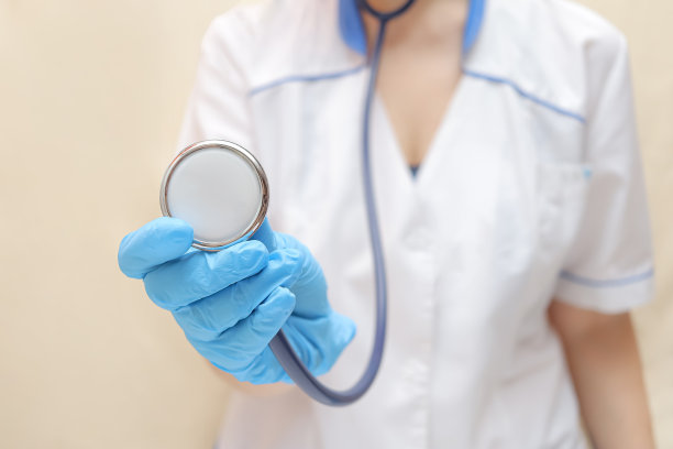 女医生或兽医使用听诊器的近照，注意听诊器。图片下载