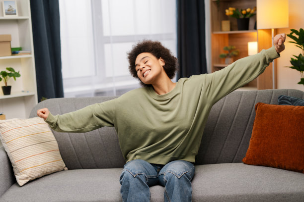 肖像正面迷人的非裔美国女性伸展身体，闭着眼睛醒来图片下载