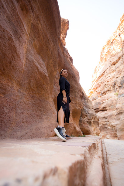 享受佩特拉古城图片下载