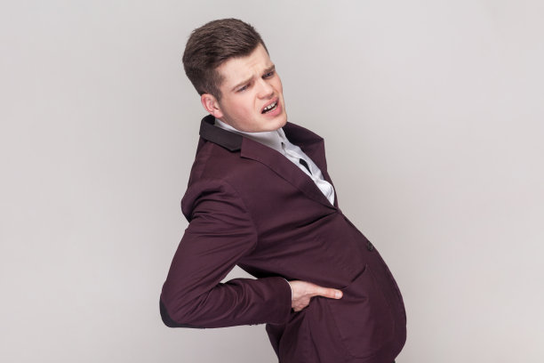 失意焦虑的不健康男子双手捂腰，伤肾，腰疼。图片下载