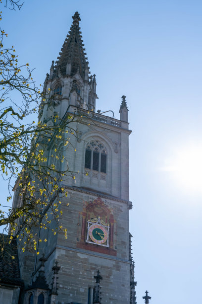 在一个阳光明媚的春日，从侧面拍摄的圣母大教堂塔楼。康斯坦茨，康斯坦茨湖，巴登-符腾堡州，德国，欧洲。图片下载