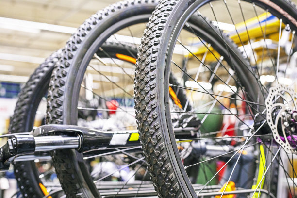 体育用品店里的自行车轮子特写图片下载